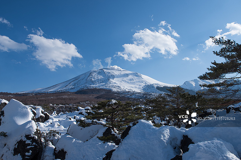 雪山山坡与蓝天图片素材