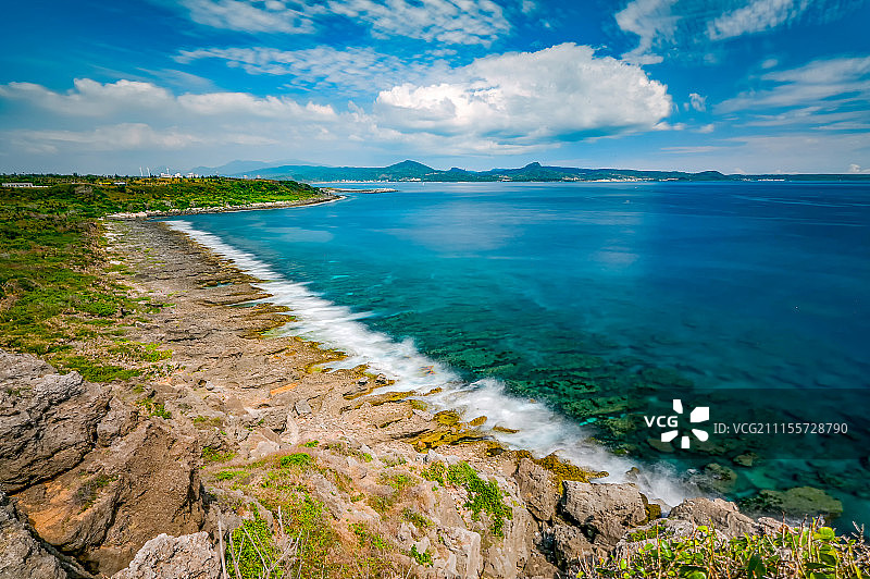 阴沉天空下的海岸线和大海景观图片素材