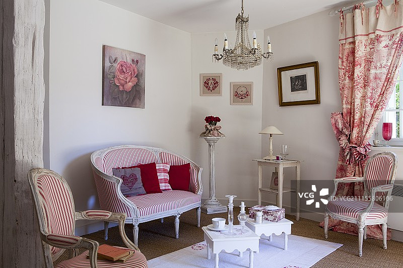 法国家具和红白面料的座位区图片素材