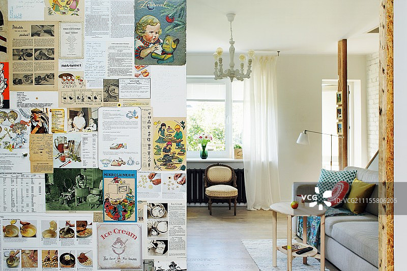 贴有杂志剪报的隔断墙与客厅景观图片素材