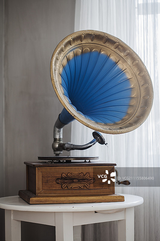 带有蓝色和金色喇叭的复古留声机图片素材
