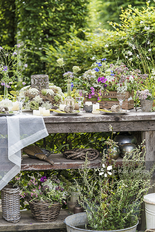 花园里摆放着野花的餐桌图片素材