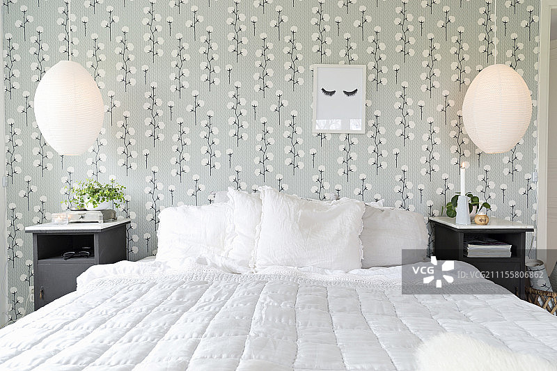 棉花植物图案壁纸背景上的床被图片素材