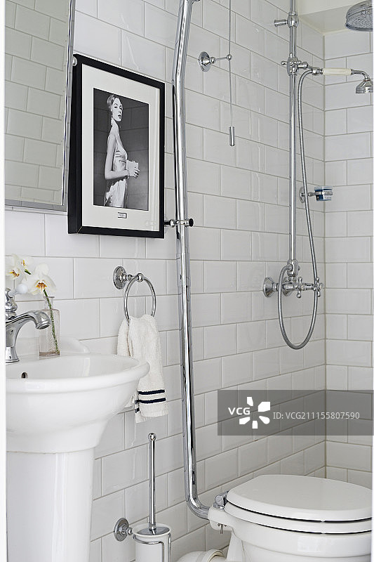 白色浴室中的复古配件图片素材