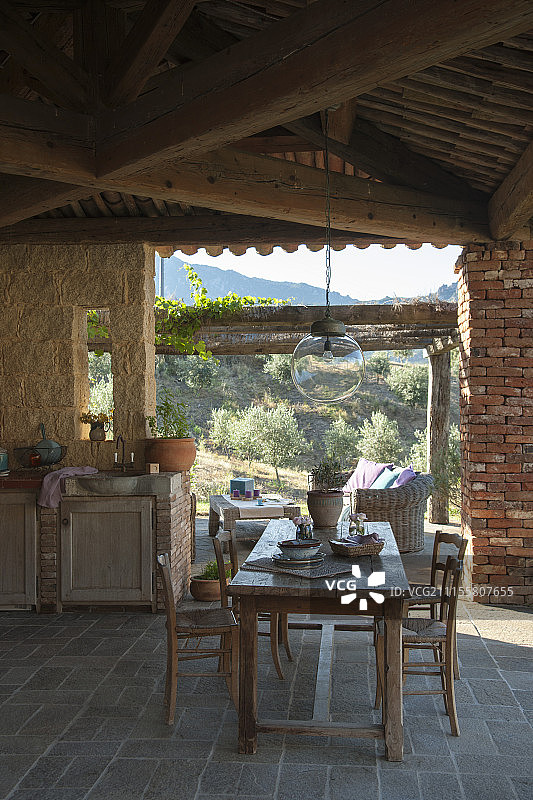 带顶露台上木桌和户外厨房图片素材