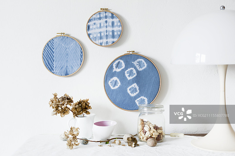 刺绣圈和扎染手帕制成的手工墙饰图片素材