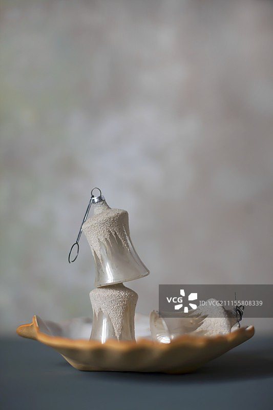 扇贝壳里的旧圣诞树装饰球图片素材