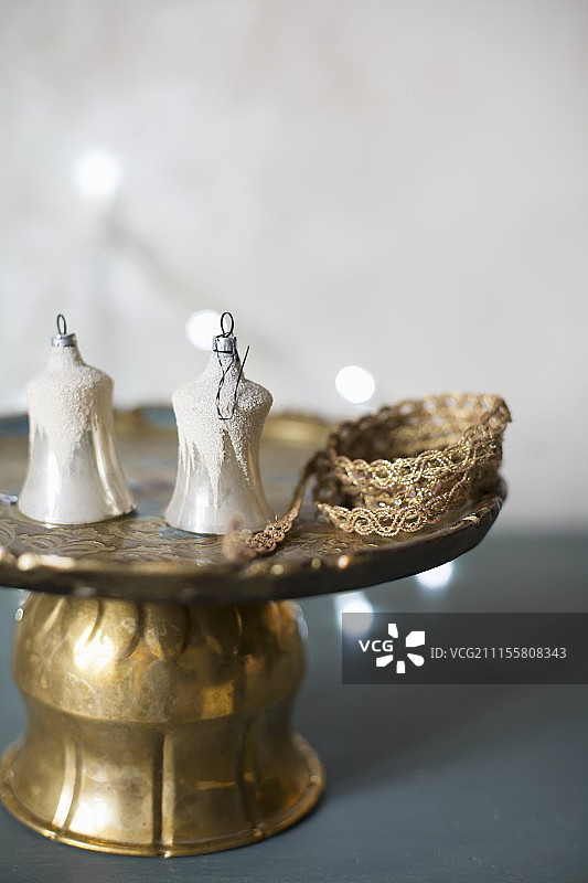 蛋糕架上的圣诞树装饰品和锦缎彩带图片素材