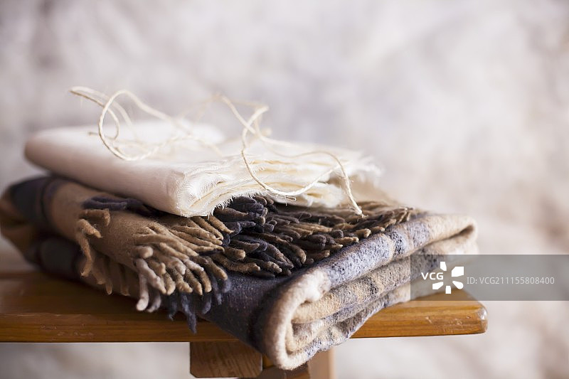 绳索放在折叠羊毛毯上图片素材