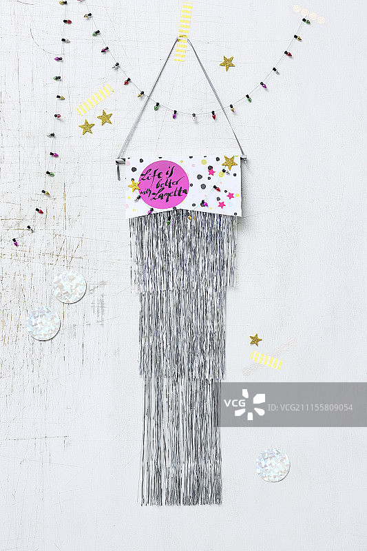 用金属丝手工制作的墙壁装饰图片素材