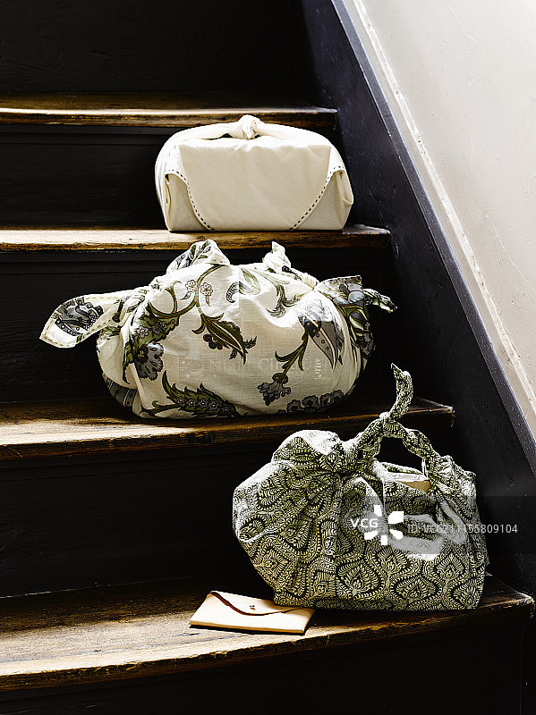 旧楼梯台阶上的三个布袋图片素材