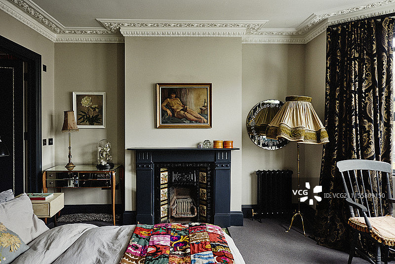 卧室里的开放式壁炉和灰泥天花板图片素材