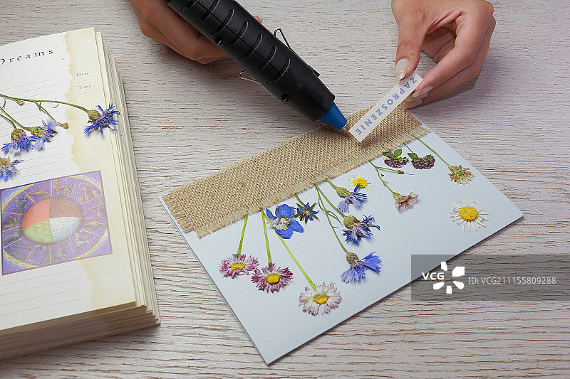 用干花和粗麻布装饰明信片图片素材