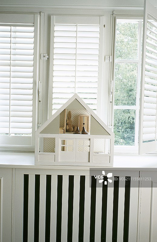 窗台上的娃娃屋图片素材