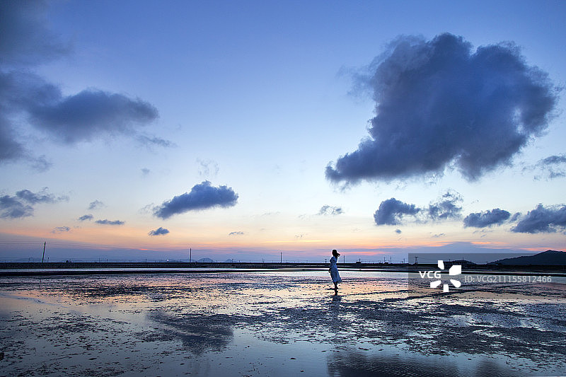 晚霞少女图片素材