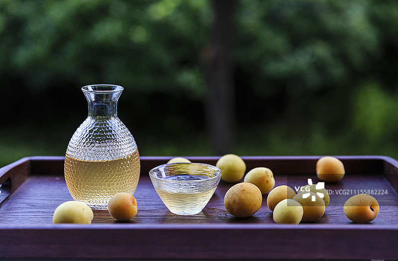 新鲜青梅与青梅酒图片素材