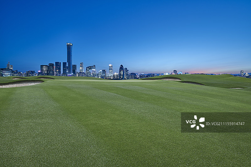 高尔夫球场和北京CBD摩天大楼远景图片素材