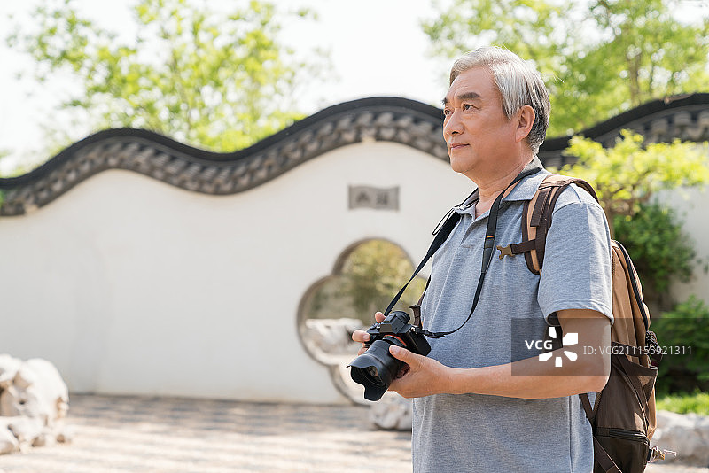老年男子旅游拍照图片素材