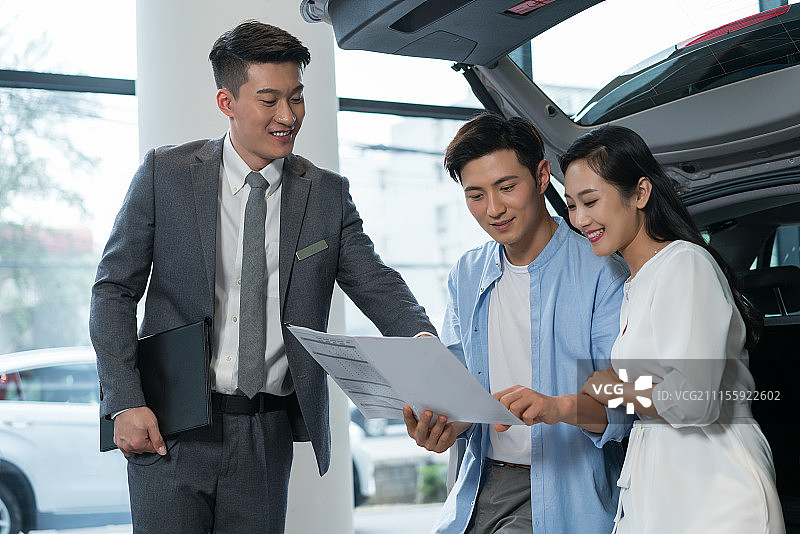 年轻夫妻选购汽车图片素材