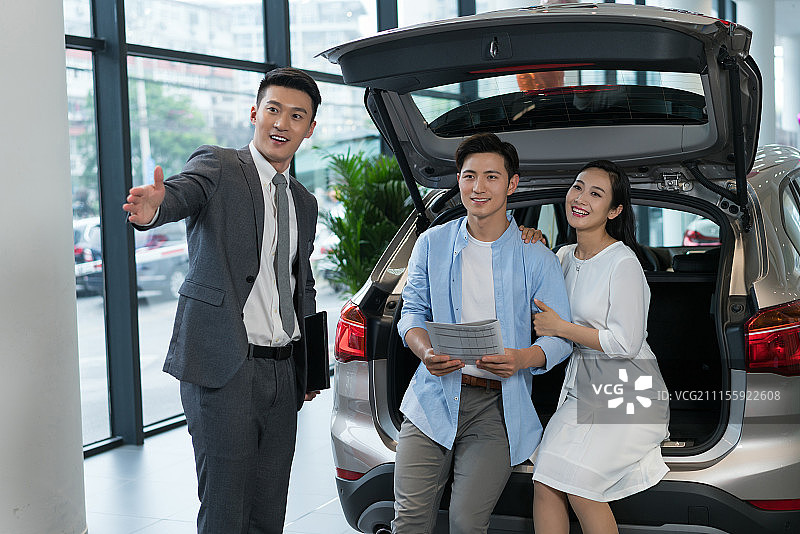 年轻夫妻选购汽车图片素材