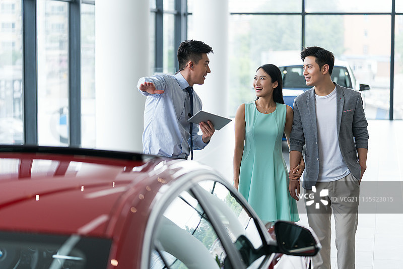 年轻夫妻选购汽车图片素材