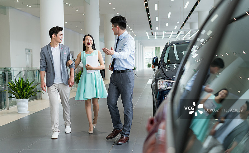 年轻夫妻选购汽车图片素材