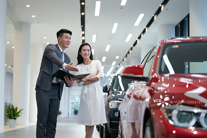 年轻女子选购汽车图片素材