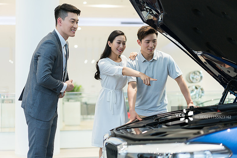 年轻夫妻选购汽车图片素材