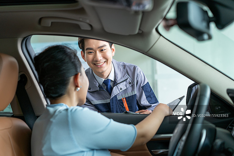 维修车间的汽修人员与客户图片素材