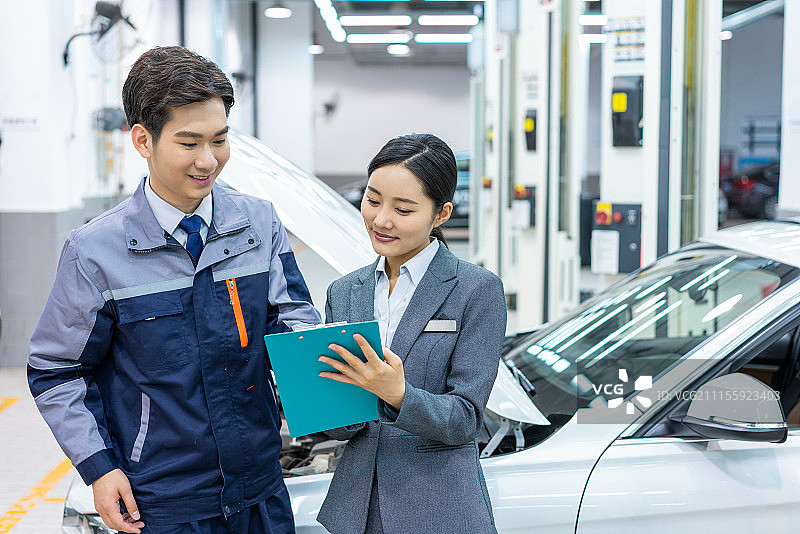 维修车间的汽修人员图片素材