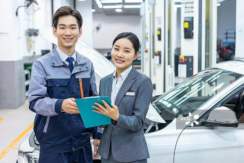 维修车间的汽修人员图片素材