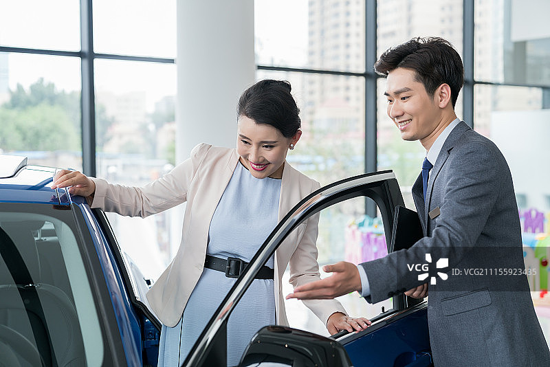 年轻女子选购汽车图片素材
