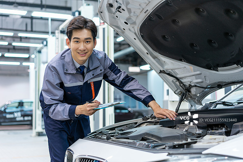 维修车间的汽修人员图片素材