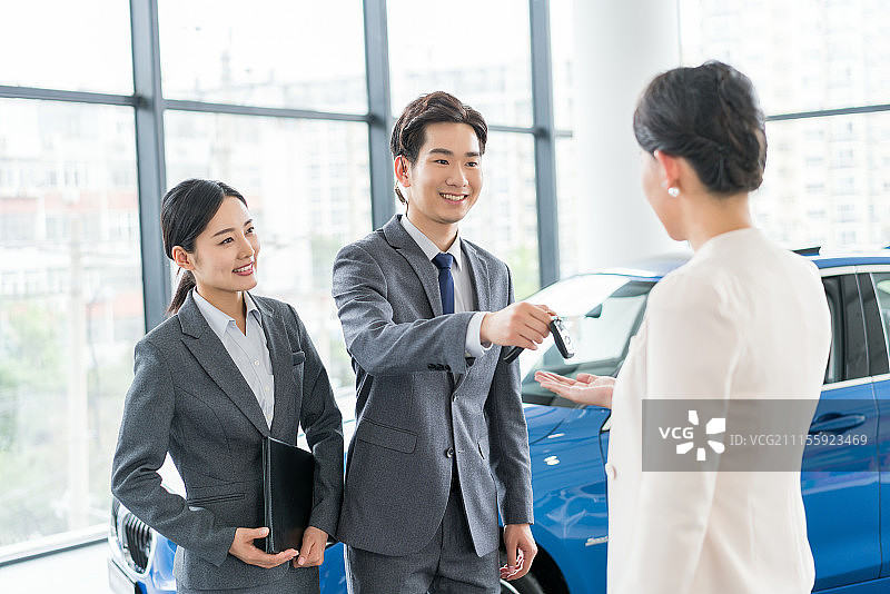 年轻女子选购汽车图片素材