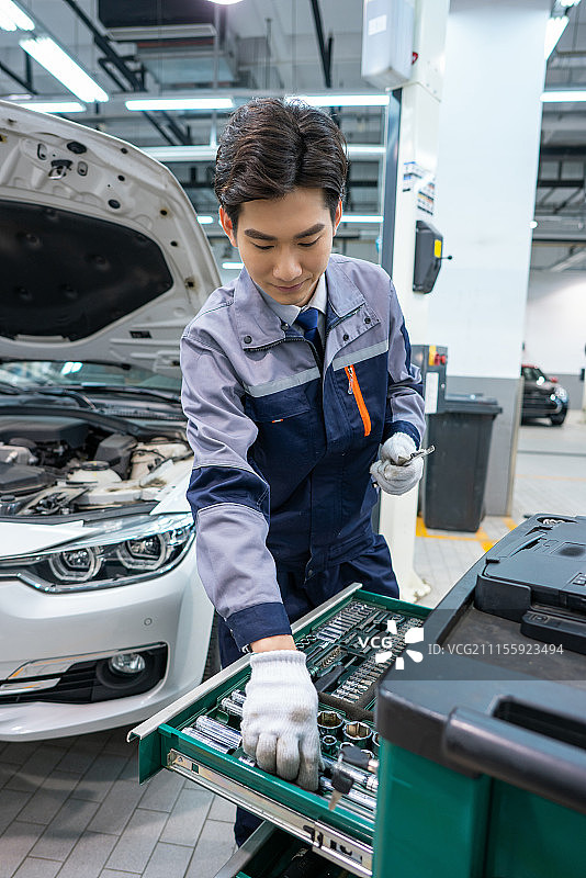 维修车间的汽修人员图片素材