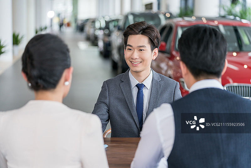 商务男士接待年轻夫妻图片素材