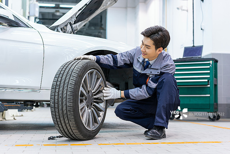 维修车间的汽修人员图片素材