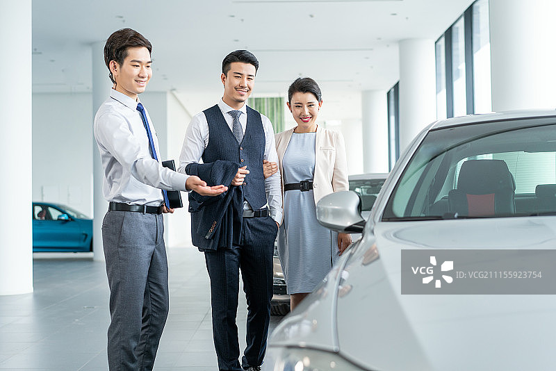 年轻夫妻选购汽车图片素材