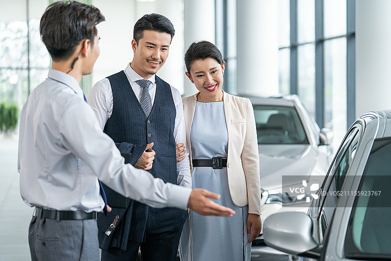 年轻夫妻选购汽车图片素材