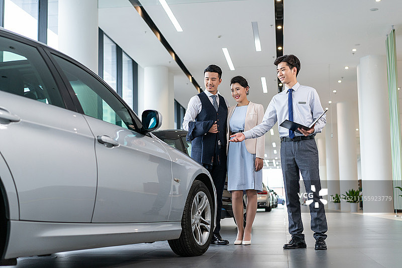 年轻夫妻选购汽车图片素材