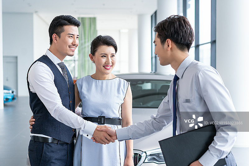 年轻夫妻选购汽车图片素材