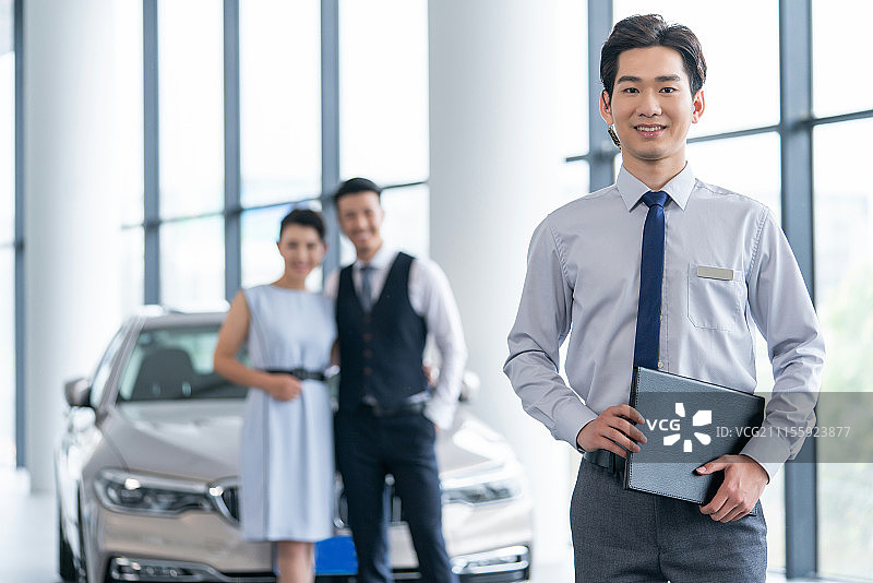 年轻夫妻选购汽车图片素材