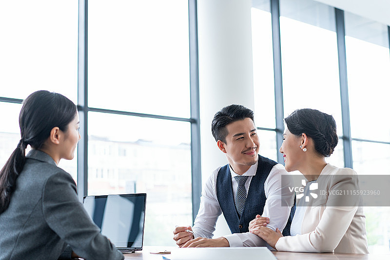 年轻夫妻选购汽车图片素材