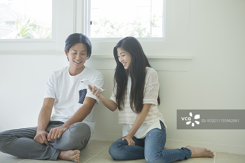 年轻夫妇使用智能手机图片素材