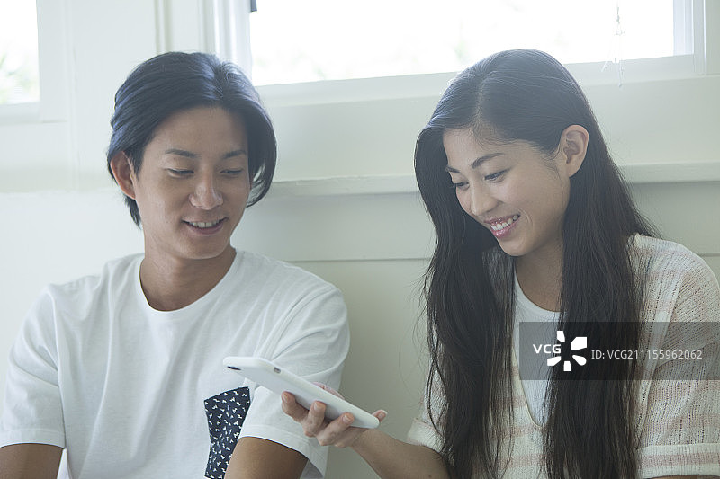 年轻夫妇使用智能手机图片素材