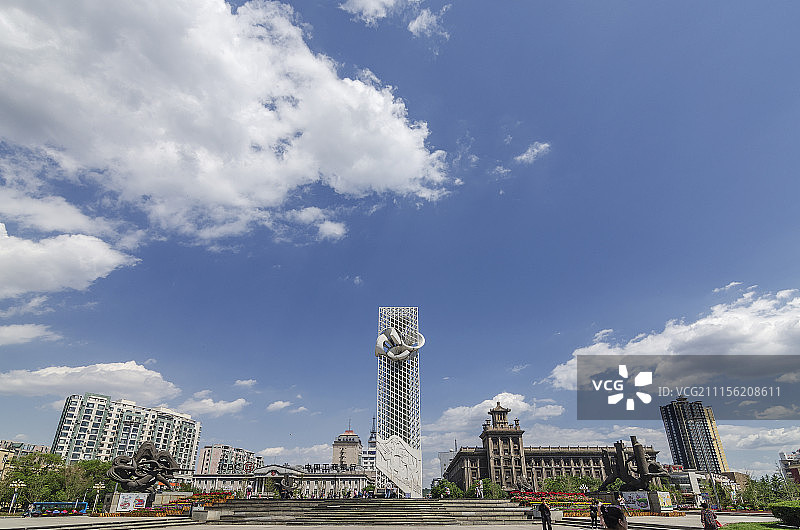 蓝天白云下的鞍山胜利广场图片素材