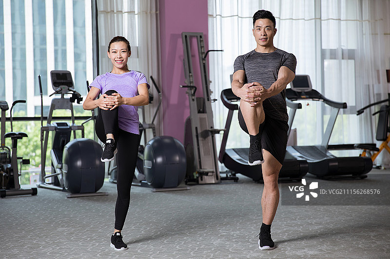 正在做运动的青年男女图片素材