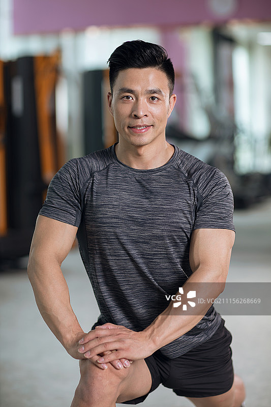 正在做运动的青年男性图片素材