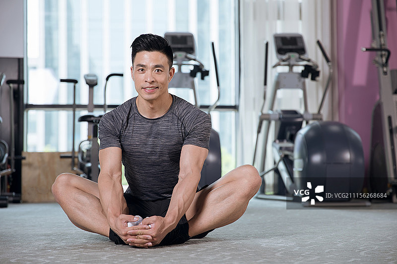 正在做运动的青年男性图片素材