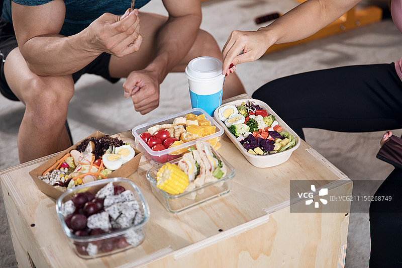 年轻男女吃减肥餐图片素材